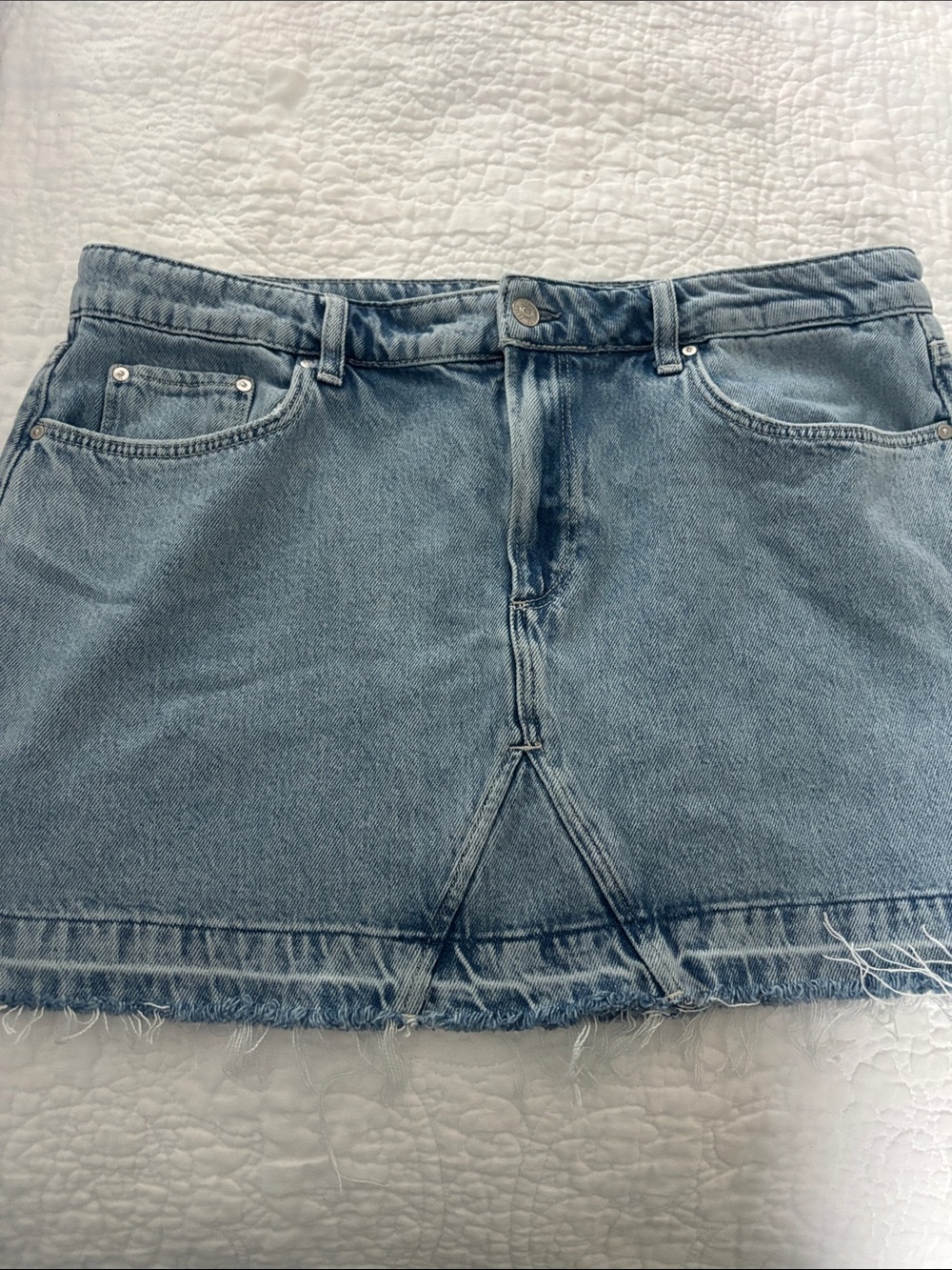 Evereve PAIGE size 32 (Women’s 14) Denim Mini Skirt, Light Wash with Frayed Hem - Picture 6 of 10